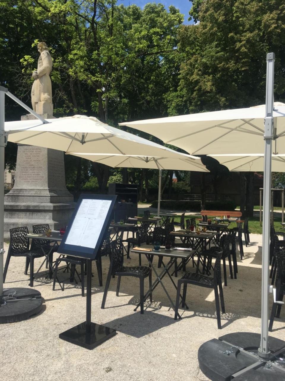 Hôtel Restaurant Des Remparts Chaumont  Exterior foto